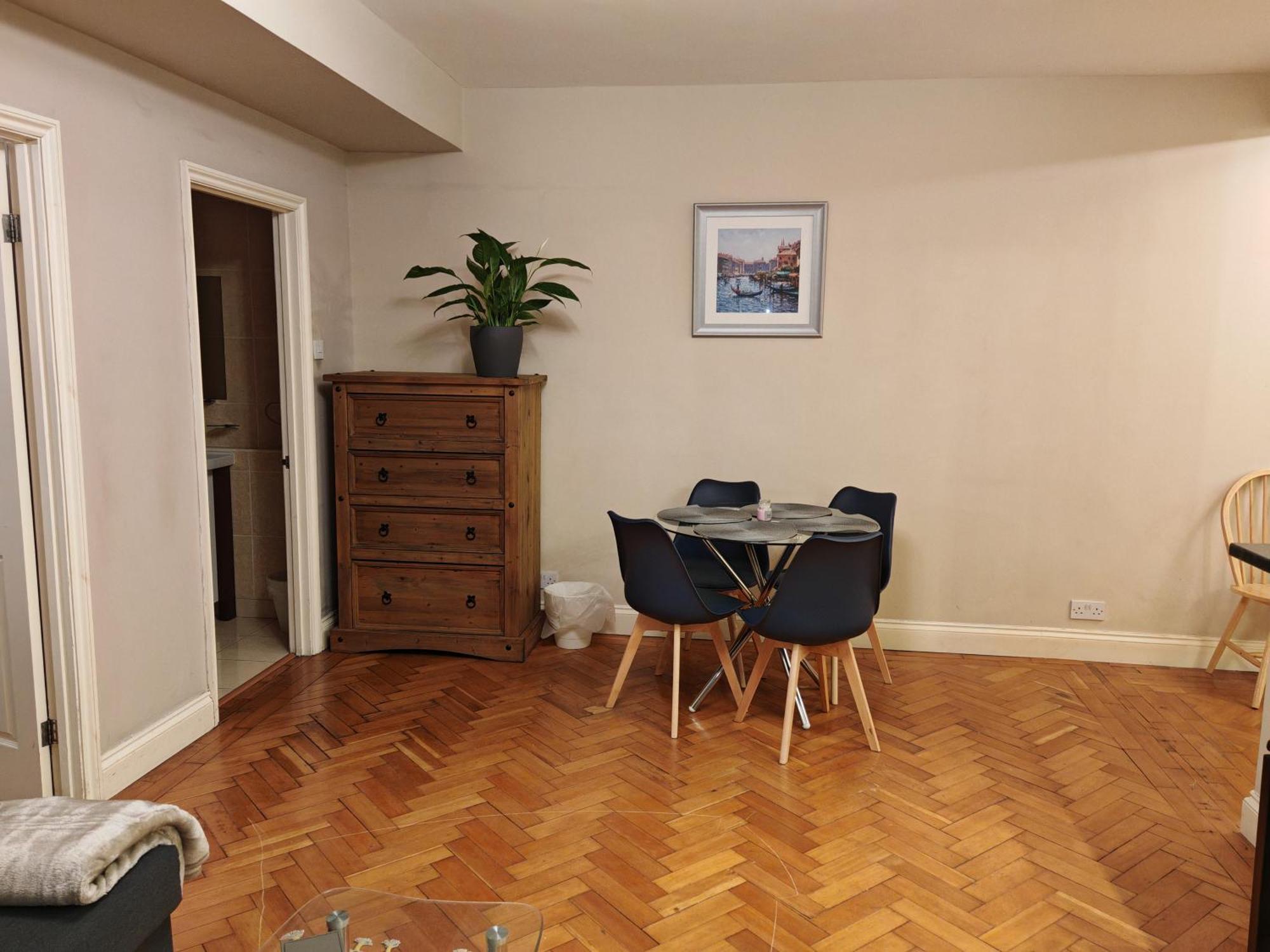 Queensway One Bedroom Appartement *